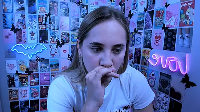 Snapshot of MiaMilas chatting on 09.10.25 MiaMilas online show from 09.10.25