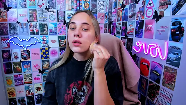 Snapshot of MiaMilas chatting on 10.07.25 MiaMilas online show from 10.07.25