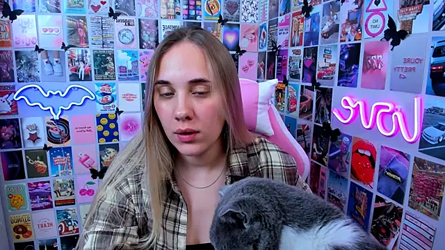 Snapshot of MiaMilas chatting on 10.13.25 MiaMilas online show from 10.13.25