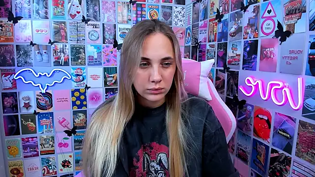 Snapshot of MiaMilas chatting on 10.16.25 MiaMilas online show from 10.16.25