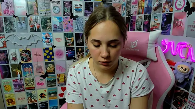 Snapshot of MiaMilas chatting on 10.18.25 MiaMilas online show from 10.18.25