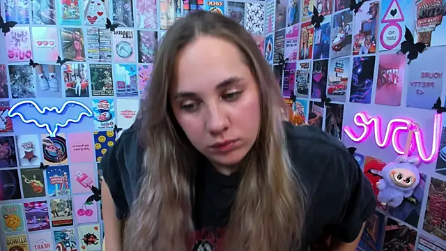 Snapshot of MiaMilas chatting on 10.20.25 MiaMilas online show from 10.20.25