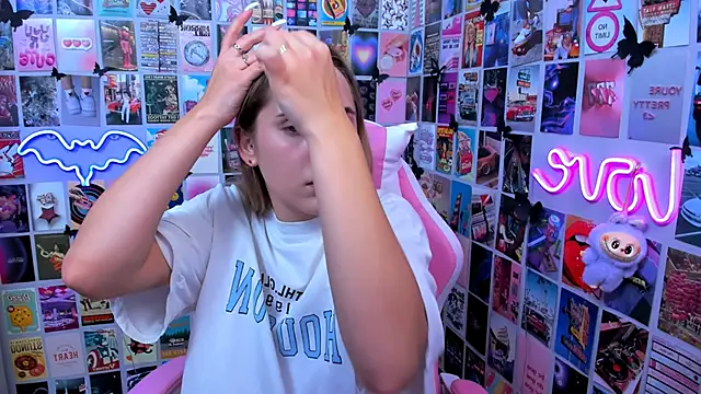 Snapshot of MiaMilas chatting on 10.24.25 MiaMilas online show from 10.24.25