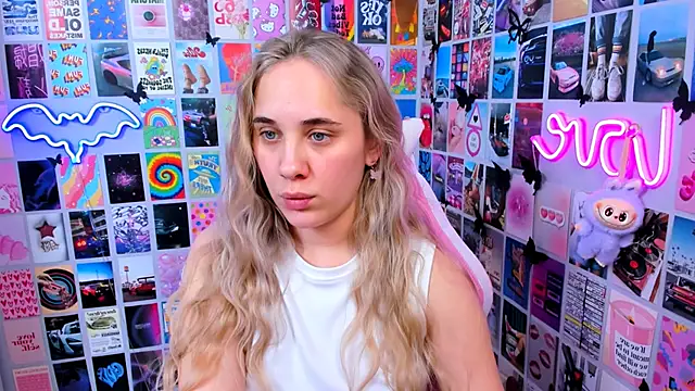 Snapshot of MiaMilas chatting on 12.16.25 MiaMilas online show from 12.16.25