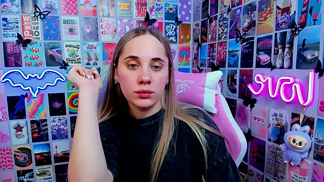 Snapshot of MiaMilas chatting on 02.19.26 MiaMilas online show from 02.19.26