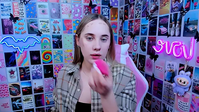 Snapshot of MiaMilas chatting on 02.25.26 MiaMilas online show from 02.25.26