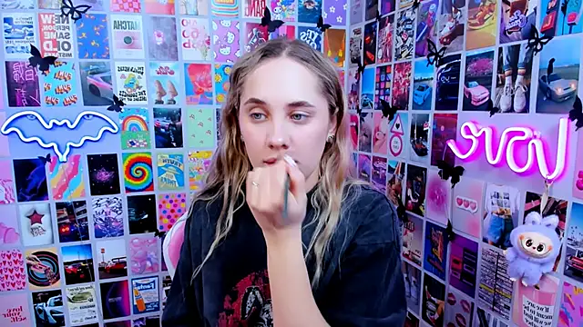 Snapshot of MiaMilas chatting on 02.26.26 MiaMilas online show from 02.26.26