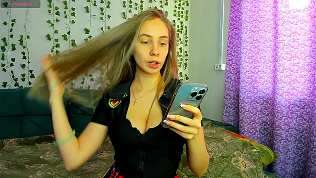 Snapshot of Kitty_Katrine chatting on 02.18.25 Kitty Katrine online show from 02.18.25