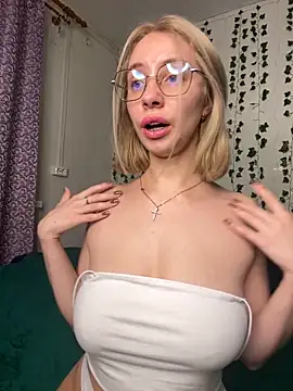 Snapshot of Kitty_Katrine chatting on 03.14.25 Kitty Katrine online show from 03.14.25