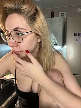 Snapshot of Kitty_Katrine chatting on 10.27.25 Kitty Katrine online show from 10.27.25