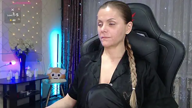 Snapshot of JessieOMays chatting on 10.28.25 JessieOMays online show from 10.28.25