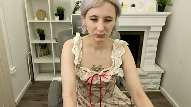 Snapshot of TaylorLunar chatting on 11.13.25 TaylorLunar online show from 11.13.25