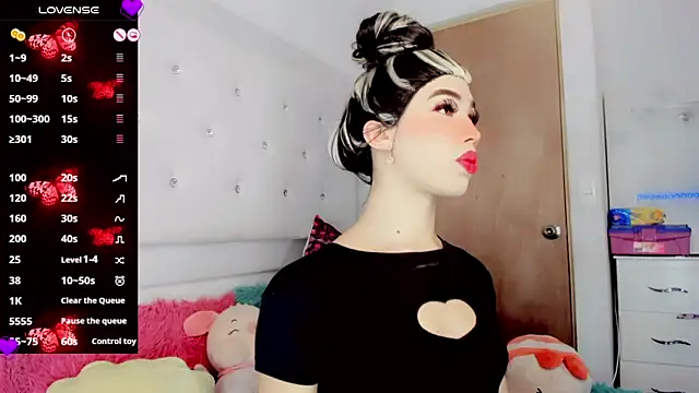 Snapshot of New_Doll chatting on 02.07.25 New Doll online show from 02.07.25