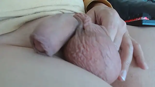 Snapshot of Heracles00 chatting on 10.22.25 Heracles00 online show from 10.22.25