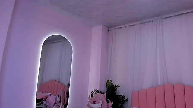 Snapshot of zoe_rivers chatting on 02.18.25 zoe rivers online show from 02.18.25