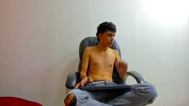 Snapshot of DamiBright chatting on 09.12.25 DamiBright online show from 09.12.25