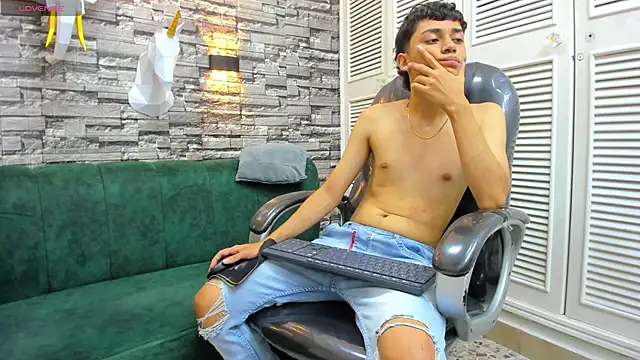 Snapshot of DamiBright chatting on 11.03.25 DamiBright online show from 11.03.25