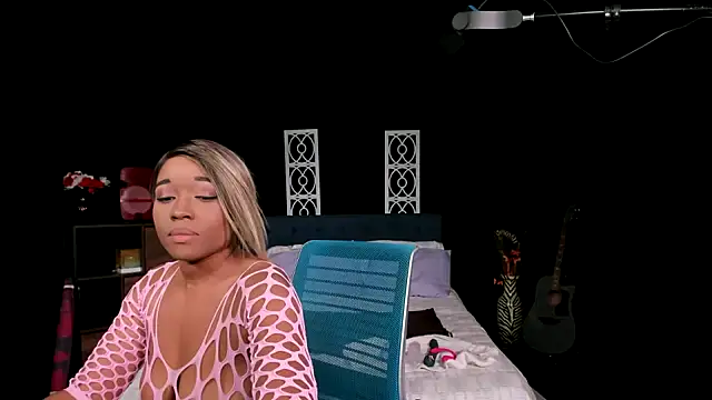 Snapshot of NinaRiveraXO chatting on 10.04.25 NinaRiveraXO online show from 10.04.25