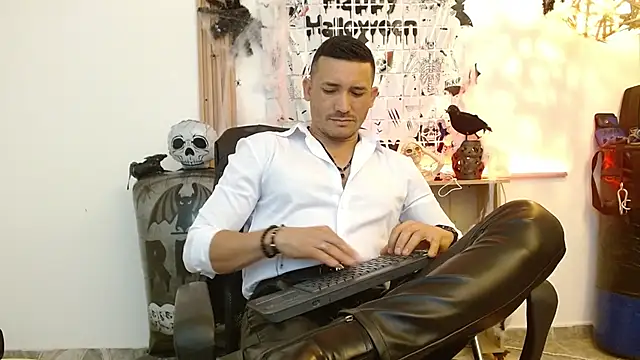 Snapshot of Reiko_85_ chatting on 11.01.25 Reiko 85 online show from 11.01.25