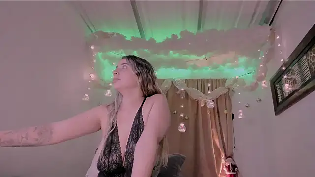 Snapshot of Lauu_G chatting on 12.17.24 Lauu G online show from 12.17.24