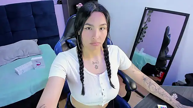 Snapshot of ChloeeTompson_ chatting on 10.22.25 ChloeeTompson online show from 10.22.25