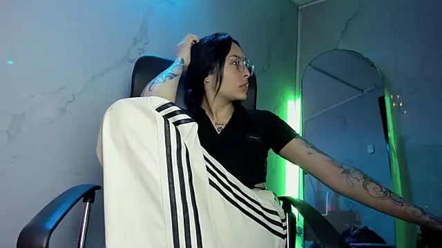 Snapshot of ChloeeTompson_ chatting on 11.12.25 ChloeeTompson online show from 11.12.25