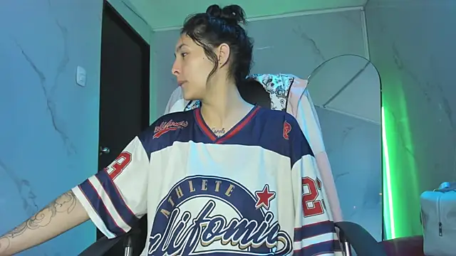 Snapshot of ChloeeTompson_ chatting on 11.22.25 ChloeeTompson online show from 11.22.25