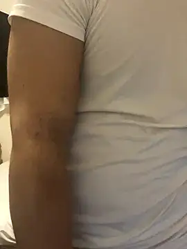 Snapshot of YU-KI00 chatting on 10.31.25 YU-KI00 online show from 10.31.25