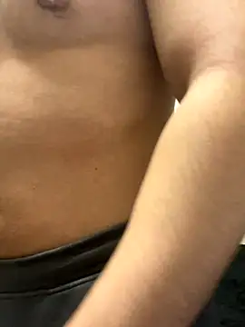 Snapshot of YU-KI00 chatting on 11.30.25 YU-KI00 online show from 11.30.25