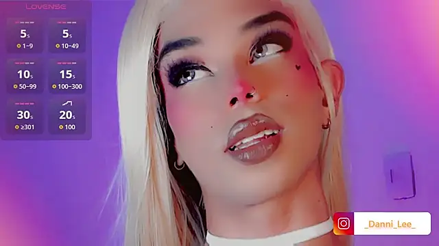 Snapshot of DanniLee_ chatting on 11.15.25 DanniLee online show from 11.15.25