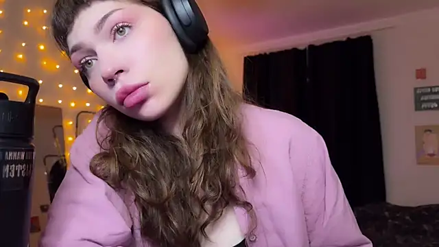 Snapshot of PaulaPratt chatting on 12.02.24 PaulaPratt online show from 12.02.24