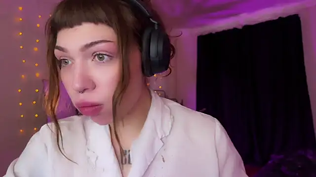 Snapshot of PaulaPratt chatting on 12.03.24 PaulaPratt online show from 12.03.24