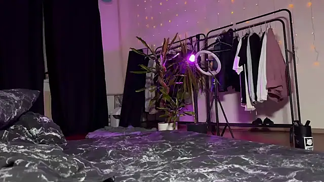 Snapshot of PaulaPratt chatting on 12.14.24 PaulaPratt online show from 12.14.24