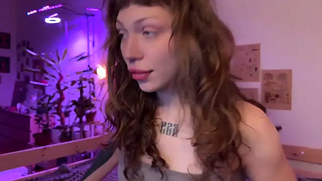 Snapshot of PaulaPratt chatting on 10.04.25 PaulaPratt online show from 10.04.25