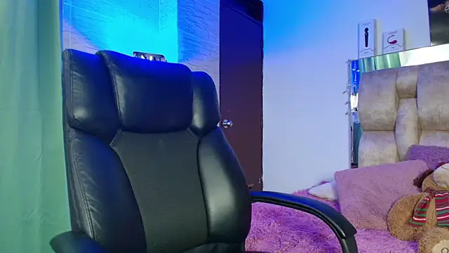 Snapshot of dakota_Robbins_ chatting on 10.28.25 dakota Robbins online show from 10.28.25