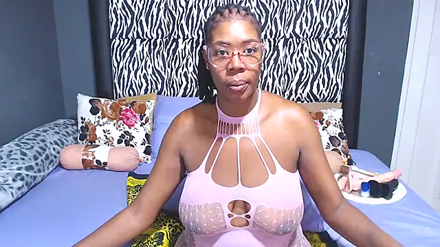 Snapshot of KinkyTall85 chatting on 03.07.25 KinkyTall85 online show from 03.07.25