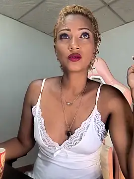 Snapshot of Amaliu_ chatting on 11.14.25 Amaliu online show from 11.14.25