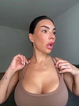 Snapshot of krissiswrld- chatting on 09.17.25 krissiswrld- online show from 09.17.25