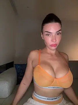 Snapshot of krissiswrld- chatting on 12.02.25 krissiswrld- online show from 12.02.25