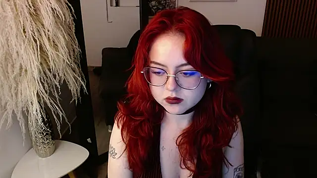 Snapshot of crimson_tati_ chatting on 12.24.24 crimson tati online show from 12.24.24