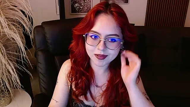 Snapshot of crimson_tati_ chatting on 02.05.25 crimson tati online show from 02.05.25