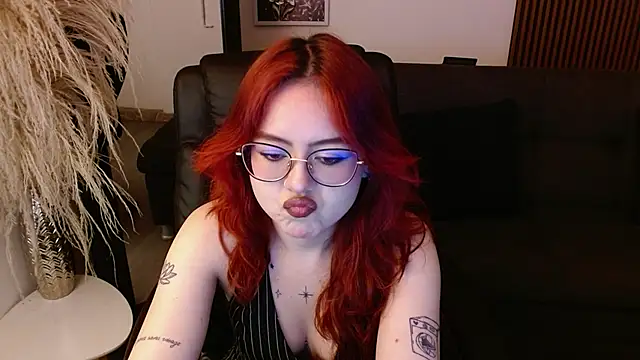 Snapshot of crimson_tati_ chatting on 02.06.25 crimson tati online show from 02.06.25