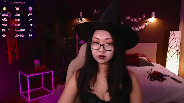 Snapshot of Marine_Vact chatting on 10.31.25 Marine Vact online show from 10.31.25