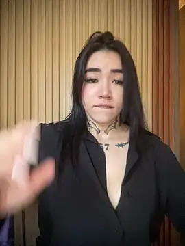 Nickiiiii online show from 10.04.25