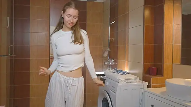 Snapshot of solar_bella chatting on 01.03.25 solar bella online show from 01.03.25