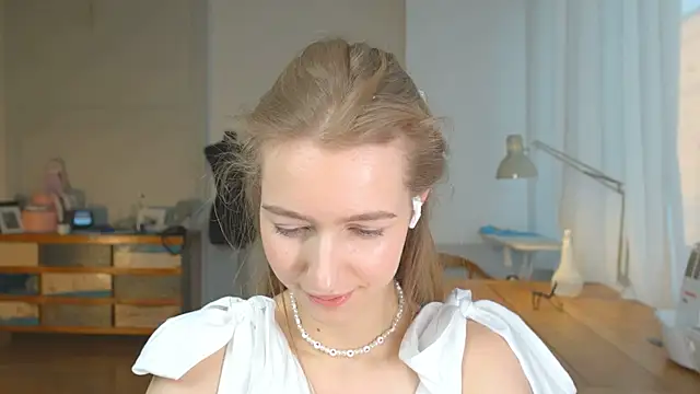 Snapshot of solar_bella chatting on 01.25.25 solar bella online show from 01.25.25