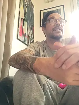 Snapshot of mileflav0r chatting on 12.04.25 mileflav0r online show from 12.04.25