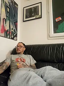 Snapshot of mileflav0r chatting on 12.05.25 mileflav0r online show from 12.05.25