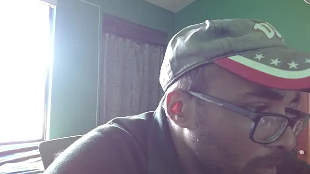 Snapshot of _______the chatting on 12.16.25 the online show from 12.16.25