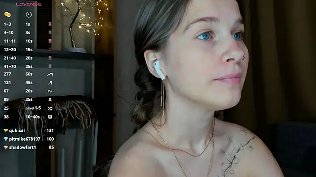 Snapshot of LinaCristonsen chatting on 12.08.24 LinaCristonsen online show from 12.08.24